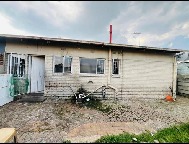 8 BEDROOM HOUSE FOR SALE IN BOKSBURG NORTH